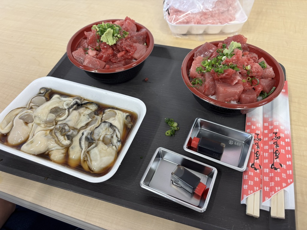 金沢市のいきいき魚市 上島商店の天然本鮪丼と生牡蠣